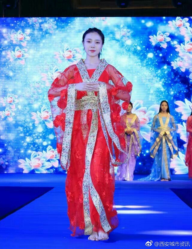 西安美女走t台展现唯美汉唐风韵