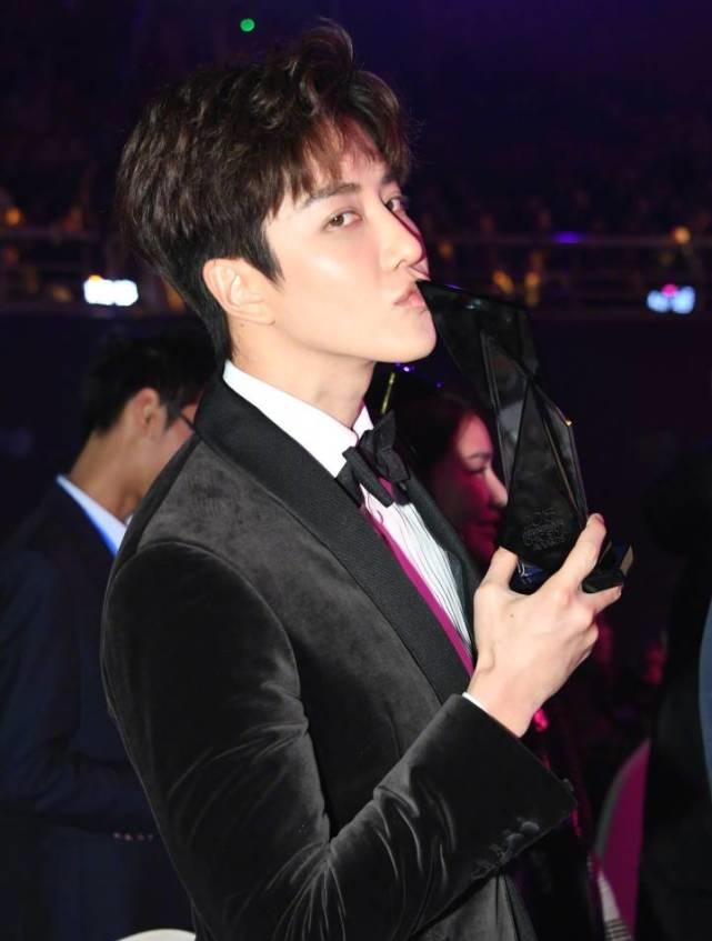 人气明星mike穿黑色西装出席小资风尚, 网友: 这眼睛我能看一天c