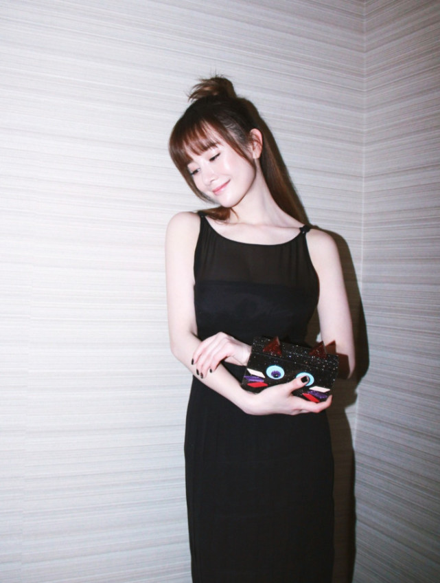 她被嘲一天变一张脸,整容还素颜直播惊呆网友,好衣品都无力挽回