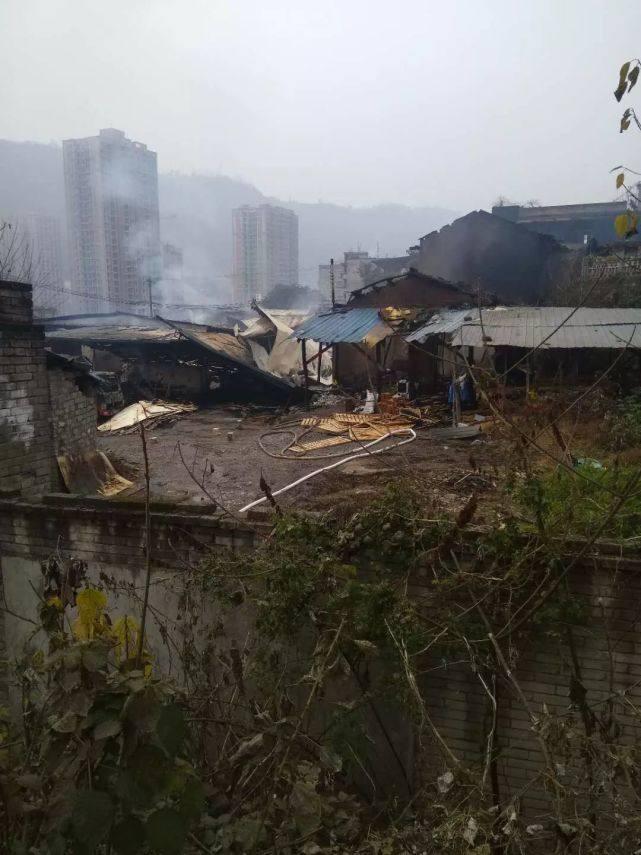 凌晨突发万州沙河子一家具厂失火现场火光冲天