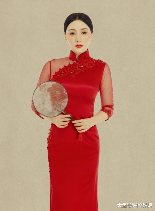 姚芊羽不仅人美,气质也是好到不行,身穿一袭红色的旗袍,很好地将自己