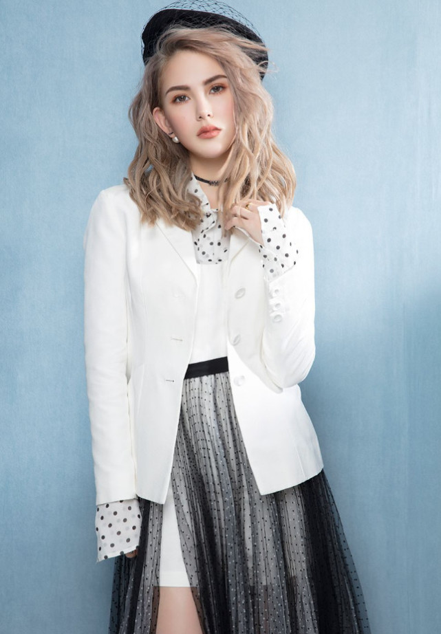 她未满18岁与男友狂欢到凌晨,24岁生下2胎,高颜值秒杀杨颖!