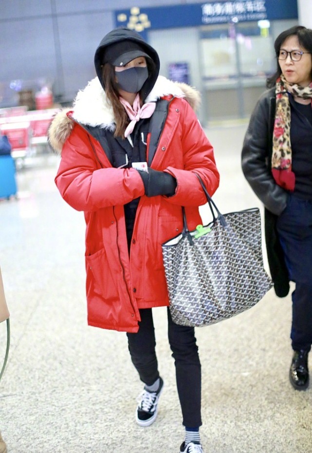 关晓彤略显"土气"装扮现身,鹿晗粉丝表示:真替小鹿感到不值