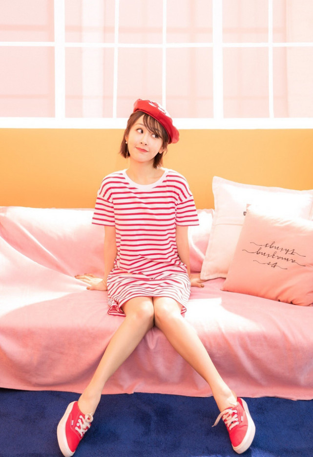 她因被张艺兴称呼为小姐呆住了,却惹得网友笑成一团,气质娇俏!