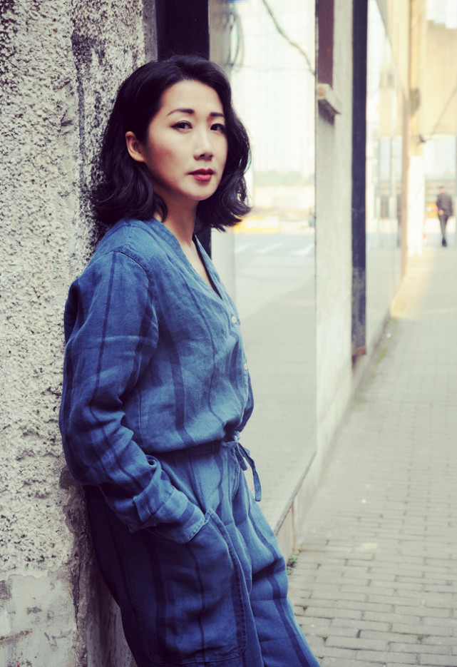 郭虹选择一件蓝色条纹套装,沉稳大气,内敛庄重,很符合她的气质,弄一个