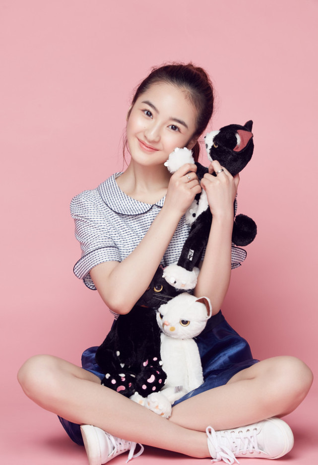 她8岁爱上自己的音乐老师,12岁正式公布恋情,17岁美貌如花!