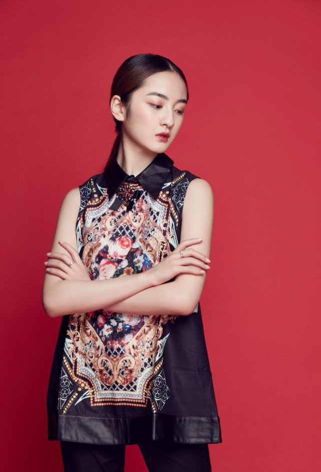 她8岁爱上自己的音乐老师,12岁正式公布恋情,17岁美貌如花!