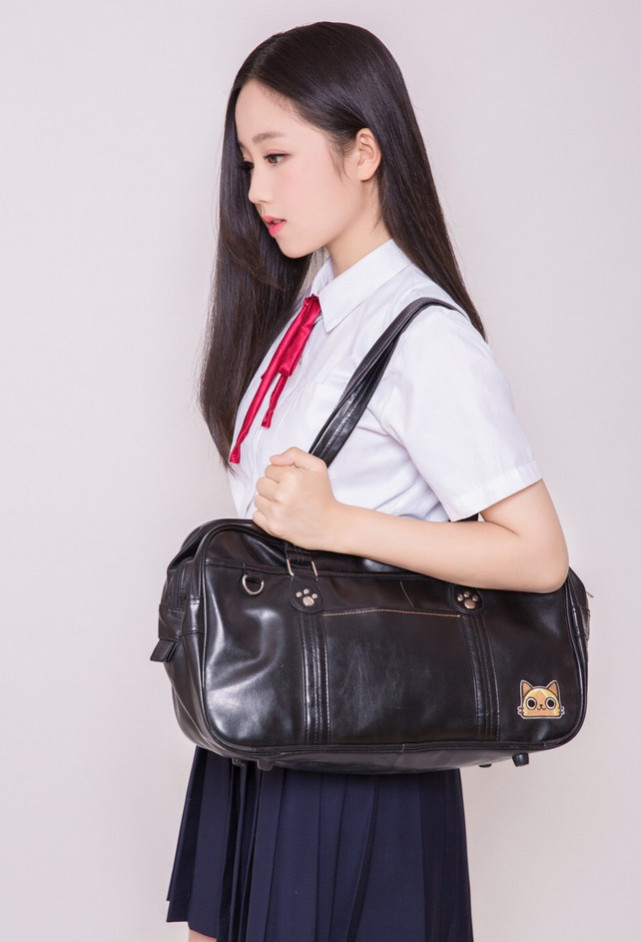 背心和牛仔短裤的搭配,十分日常自然,也不失潮流气息,杨志雯外