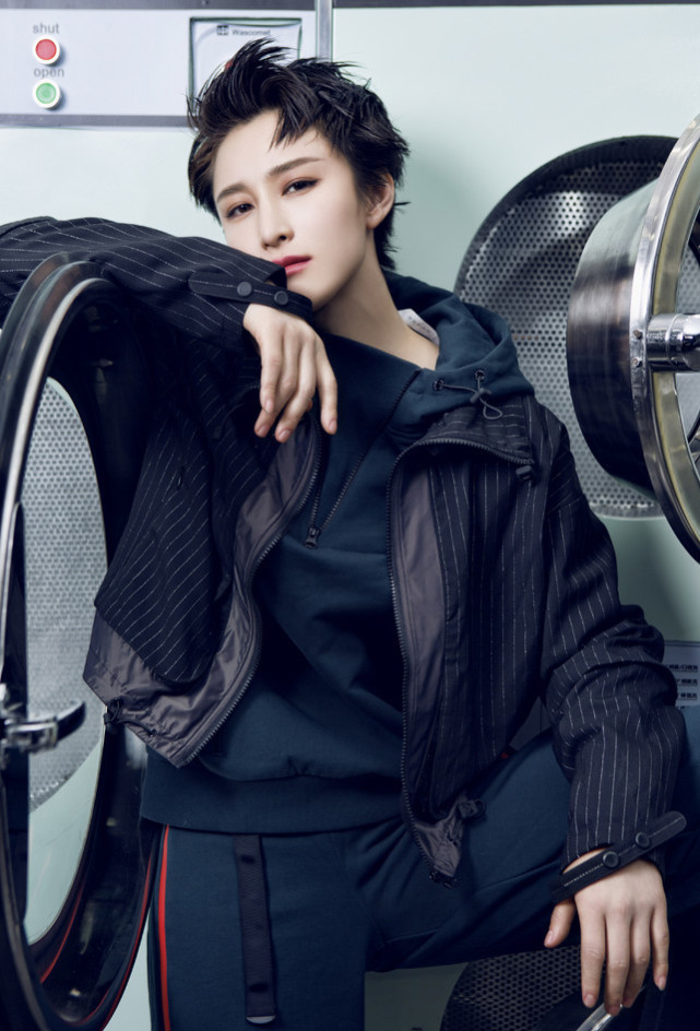 她是释小龙师妹,因《红海行动》10个月没来例假,穿搭让人惊呼!