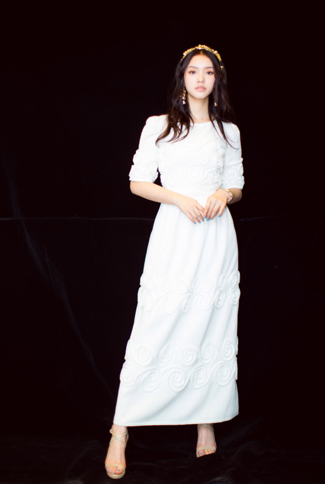 她自曝曾花6千块做激光美容,为减肥只吃2个蛋白,如今美得不像话