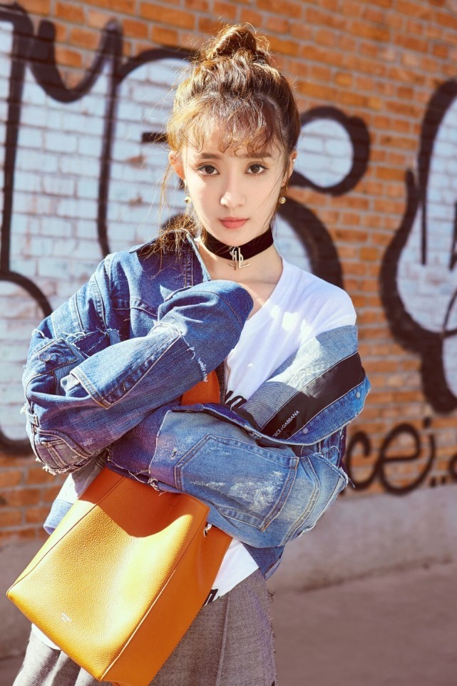 她就是孙佳雨,因出演《余罪》走红,在剧中出演了张一山的初恋安嘉璐一