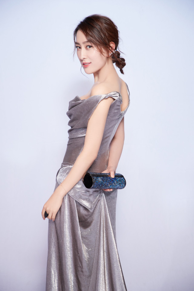 马苏身穿一款灰色长裙,看起来十钟叛哦耸鄙懈新