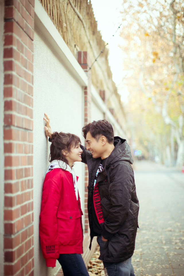 夫妻二人上演甜蜜壁咚