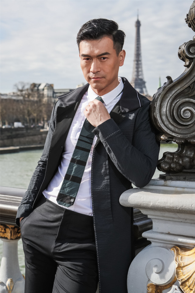 剃掉胡渣的"正太"熟男大叔 纪焕博巴黎街头大片上线