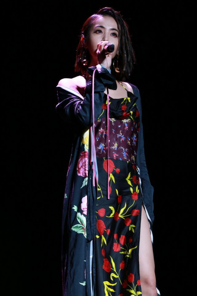 他在歌坛有着很高的成就,气质更是无与伦比,网友直呼:美爆了.