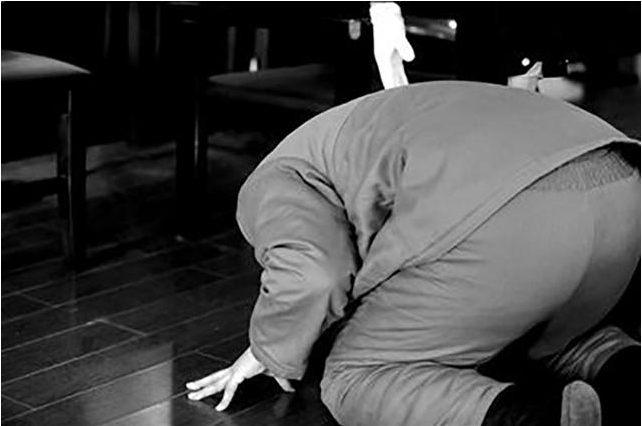 父亲为了供我读书跪下求亲戚借钱,五年后我拿着借条跪在坟前痛哭