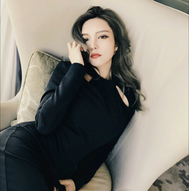 周扬清穿紧身裙大秀好身材野性十足网友罗志祥真的赚到了