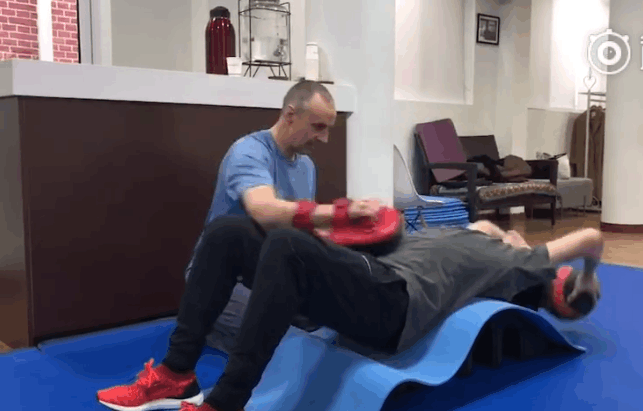 邓超因年后长胖下苦心减肥, 为练腹肌让教练捶打腹部