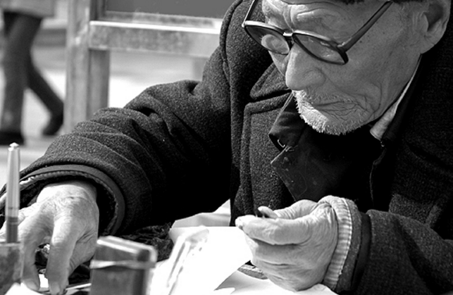 农村渐渐消失的修钢笔老爷爷,一双巧手,一颗匠心