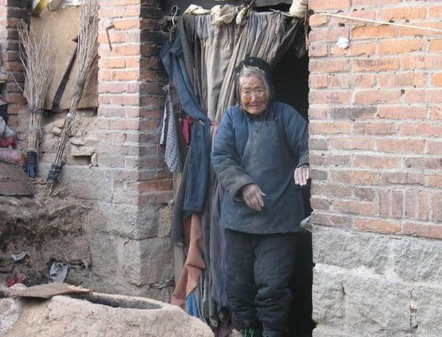 87岁独居老人被儿女狠心抛弃,晚年生活凄凉一句话看哭在场的人