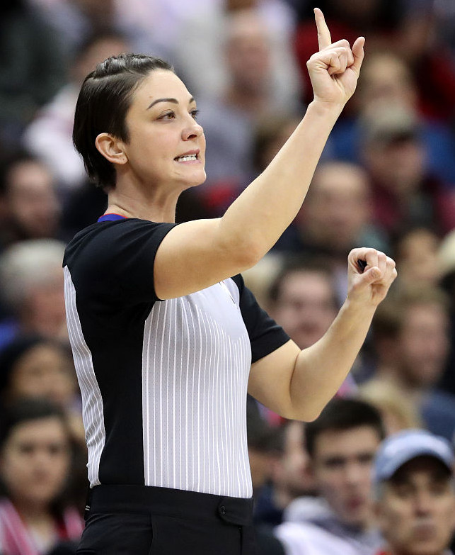曾被小托马斯袭胸的nba最美女裁判霍尔特普如今换了个发型