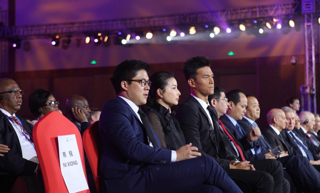 郭晶晶霍启刚出席活动 甜蜜恩爱有加