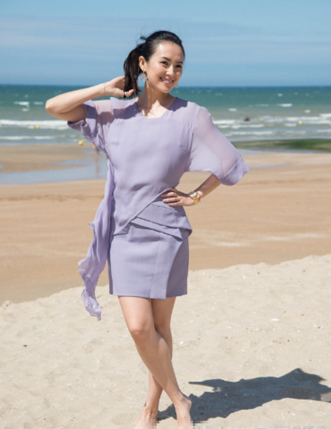 章子怡甜美微笑在海滩玩耍,网友调侃:汪峰不介意的!