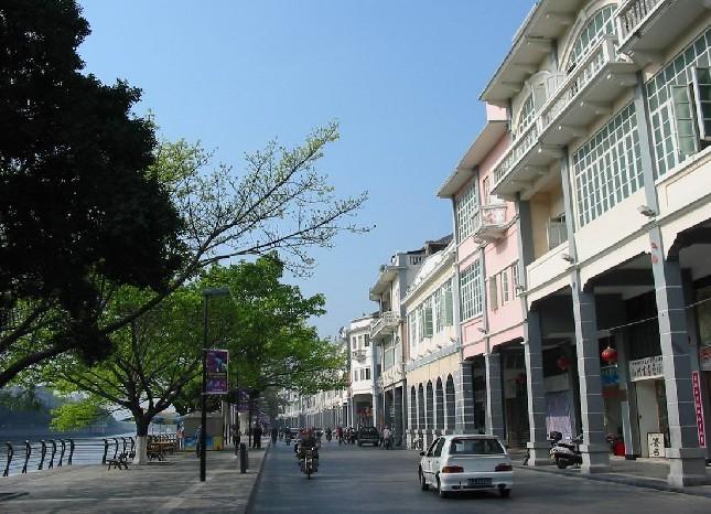 江门有一条民国骑楼古街是江门的商业老区曾有小广州之称