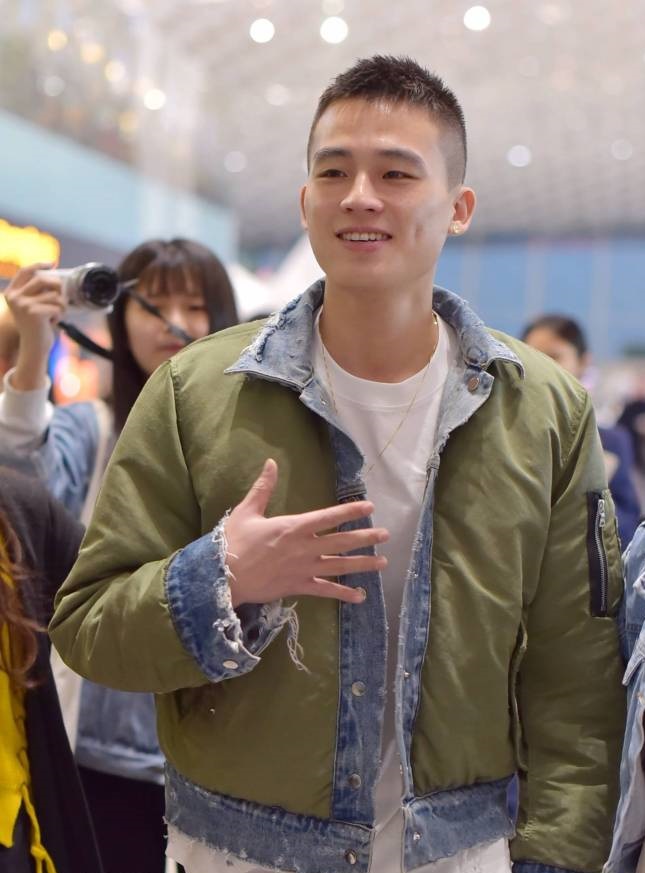 日前,现身某机场的男星欧豪弄着类似莫西干的型男发型,内穿一件白色t