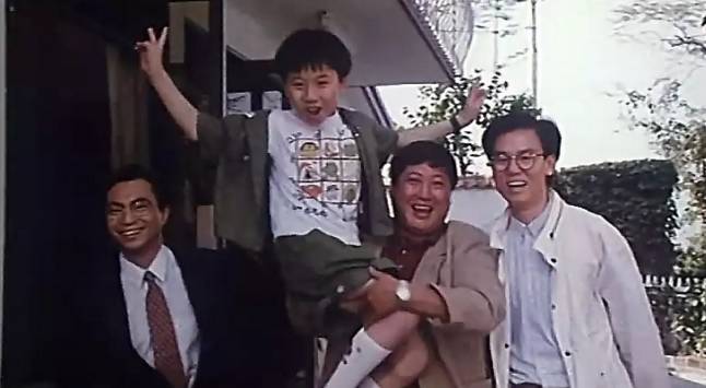 了,那个时候是1991年,他12岁专门为他度身打造的魔幻片《灵芝异形》