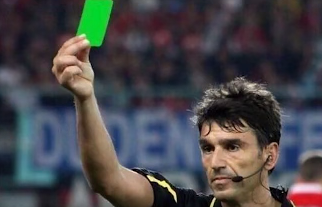 如果在足球比赛时,裁判突然拿出绿牌,到底会发生什么事?