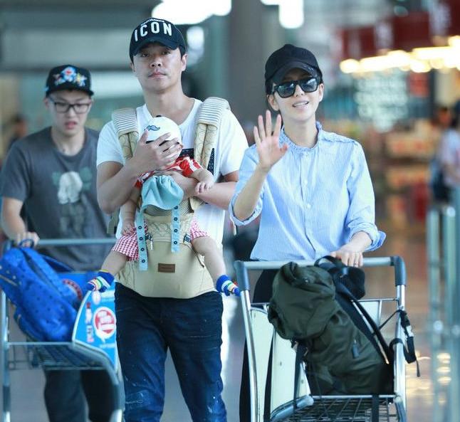 佟丽娅陈思诚一家三口新年回家, 网友却被这对夫妻的这个动作圈粉