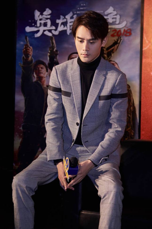 17岁易烊千玺与35岁王凯,同穿格纹西装,年纪差一半气质却不输