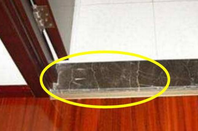 家里万万不要这样装门槛石,暗喻自断财路,难怪你家越住越穷!