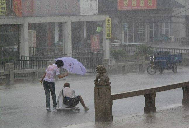 下雨天遇到什么最暖心,陌生人突然给我撑伞感动哭