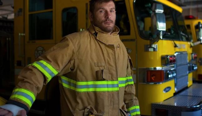 刚刚成功卫冕的ufc重量级冠军斯蒂普·米欧奇是一位消防员,这相信大家