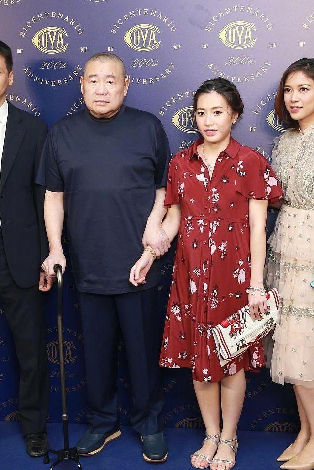 甘比挺孕肚出席活动,66岁刘銮雄陪同,笑容满面!