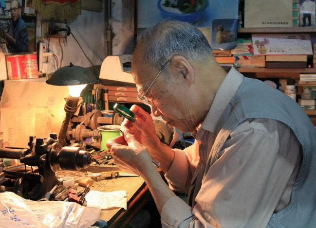 农村渐渐消失的修钢笔老爷爷,一双巧手,一颗匠心