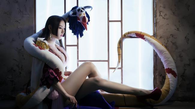 最后,同样作为女帝的cosplay,王者解说真的忍不住找了一张其他美女