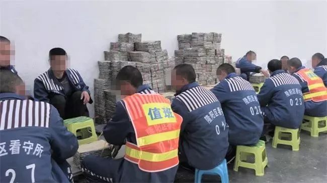 进了看守所,我才真切的体会到自由是多么的珍贵,被困在"牢笼"里的我无
