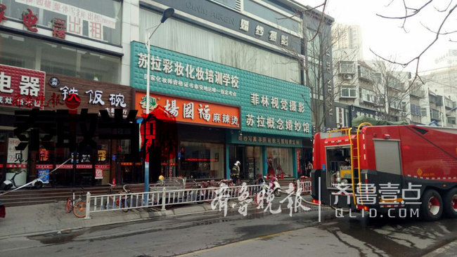 泰安:校场街一门头房起火,黑烟不小,无人员受伤