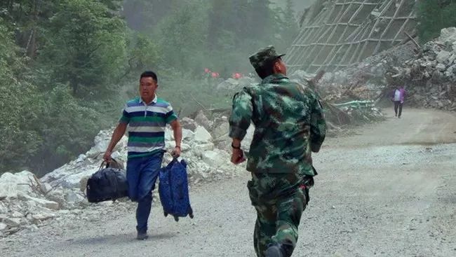 "奉献奖"非军人莫属.1. 奉献奖可以给广大官兵发