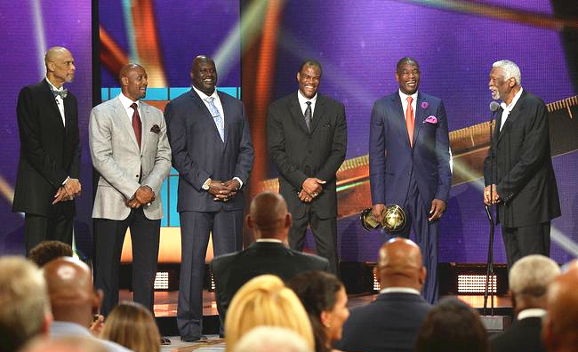 给他颁奖的人分别是"天勾"贾巴尔,奥尼尔,"海军上将"大卫罗宾逊