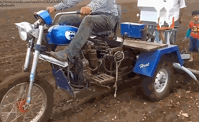 你只知道印度阿三摩托车表演"开挂" 其实摩托车改装更"开挂"