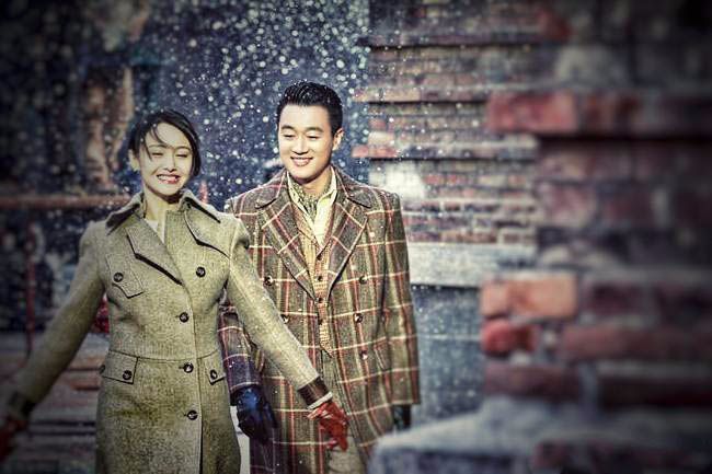 电视剧《绝密者》火热拍摄中,佟大为郑爽剧照雪中漫步