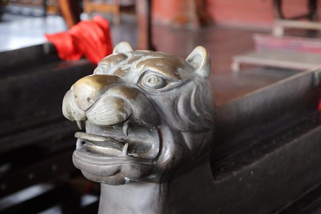 河南开封府内的虎头铡河南开封府内的狗头铡.