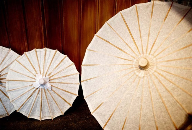 “撑一朵油纸伞，行走在江南的烟雨之中。”一把油纸伞如何做成？|油纸伞|烟雨|一朵_新浪新闻