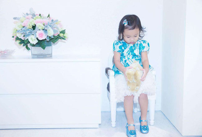 李小璐女儿贾甜馨长大了美人属性初显不再是抠脚女大汉