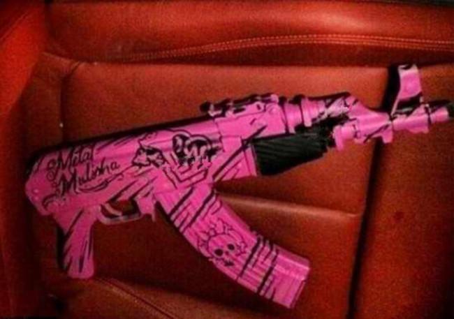 菲利克斯的专属武器:粉红色的ak-47.