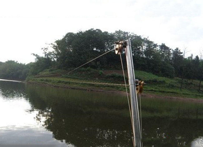 在川南地区有一种别具一格的钓鱼方法,当地人叫它"逗逗钓"